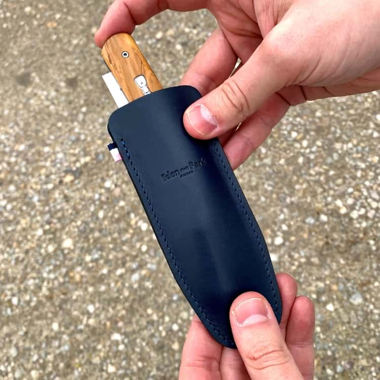 Photo Ambiance Étui Cuir Poche Bleu Marine Page Eden Park